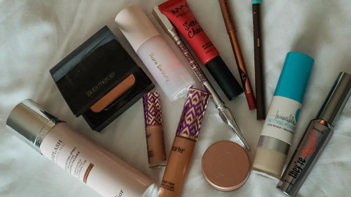 The Only Makeup Products You Need for Your Beach Vacation Blog Banner