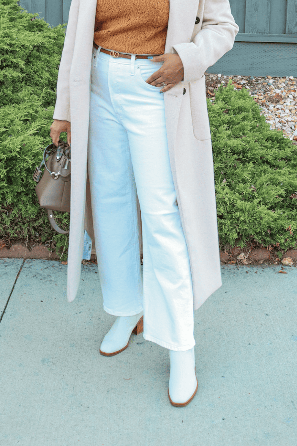 Best Fit Straight leg Jeans You Can Wear With Boots in Winter - Blog Baner