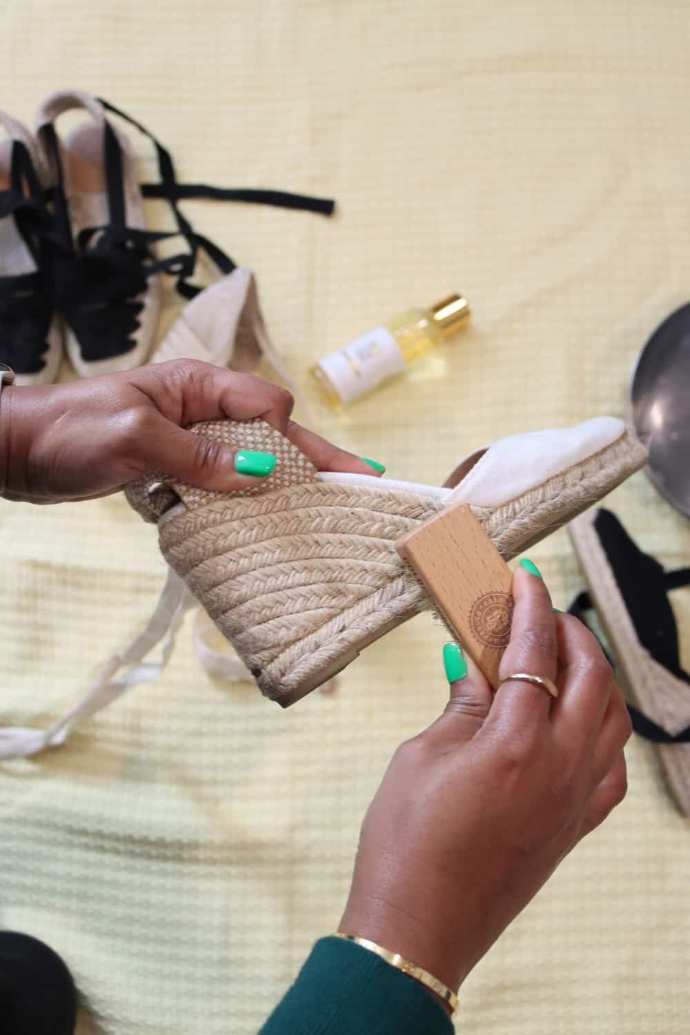 Cleaning espadrilles - step 3