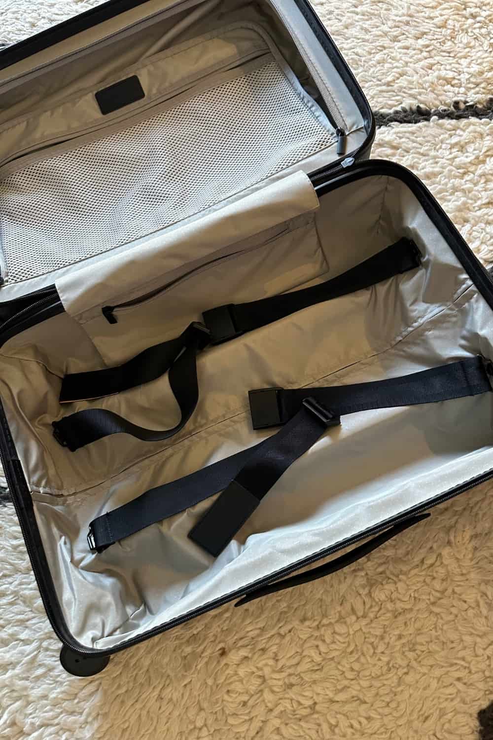 Monos carry on pro suitcase Interior closeup