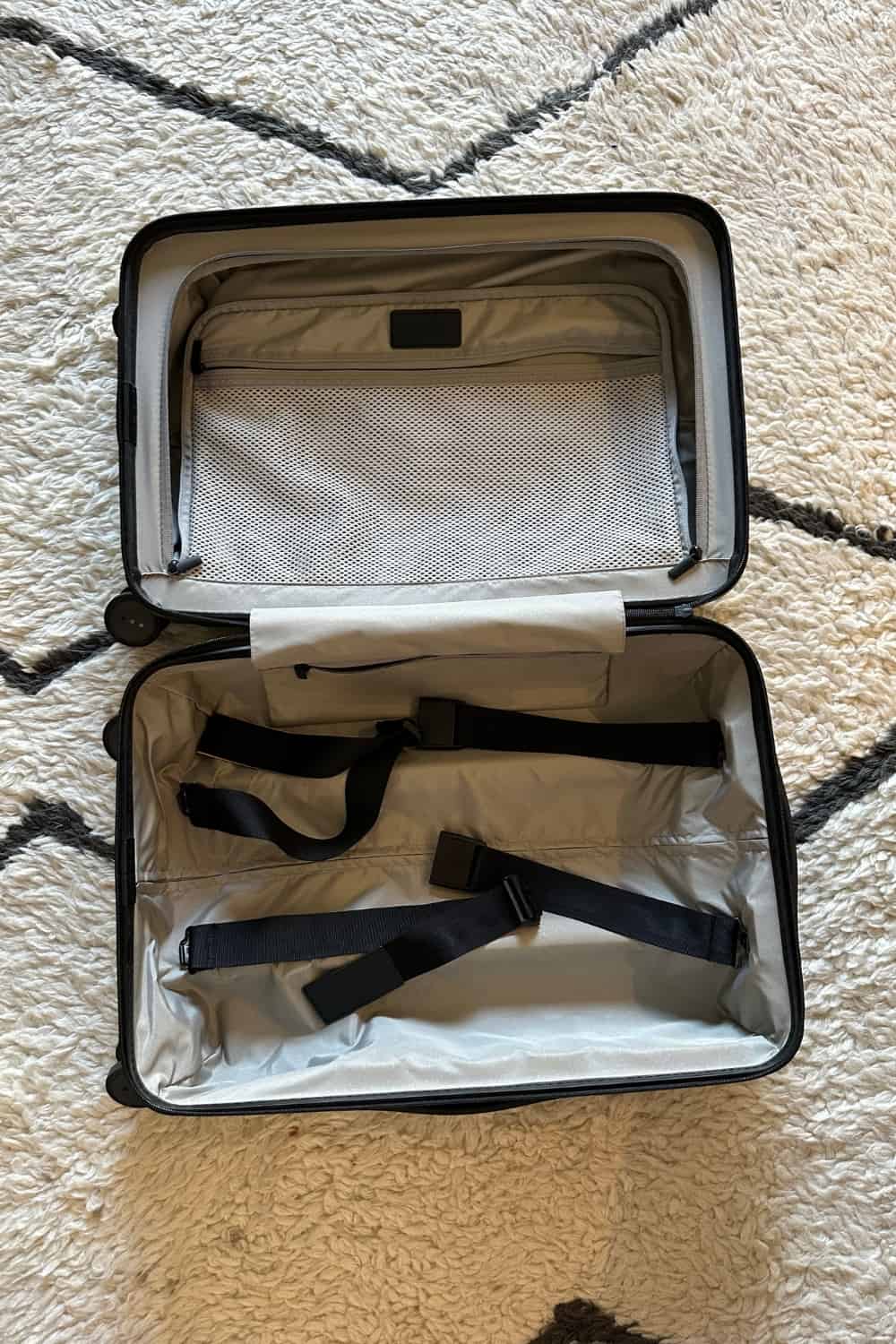 Monos carry on pro suitcase Interior