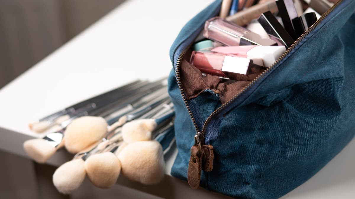 Best Travel makeup Brush Set You Can Pack In Your Carry On - Blog Banner