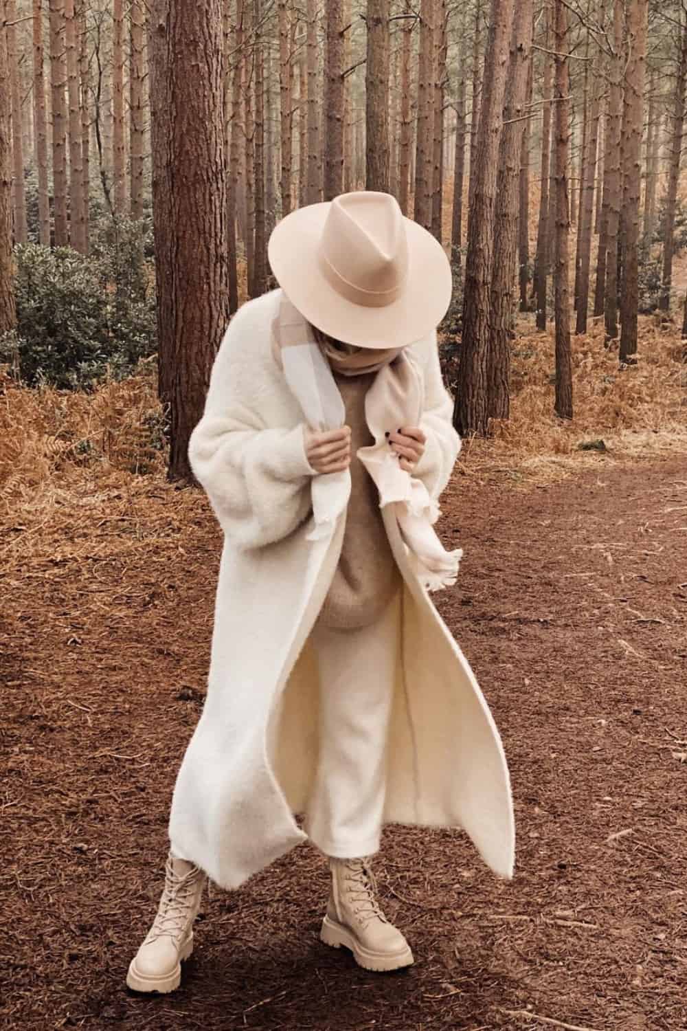 Fedora Hat Outfit with Cozy Knitted Sweater, an Oversized Coat and Wide-Leg Pants