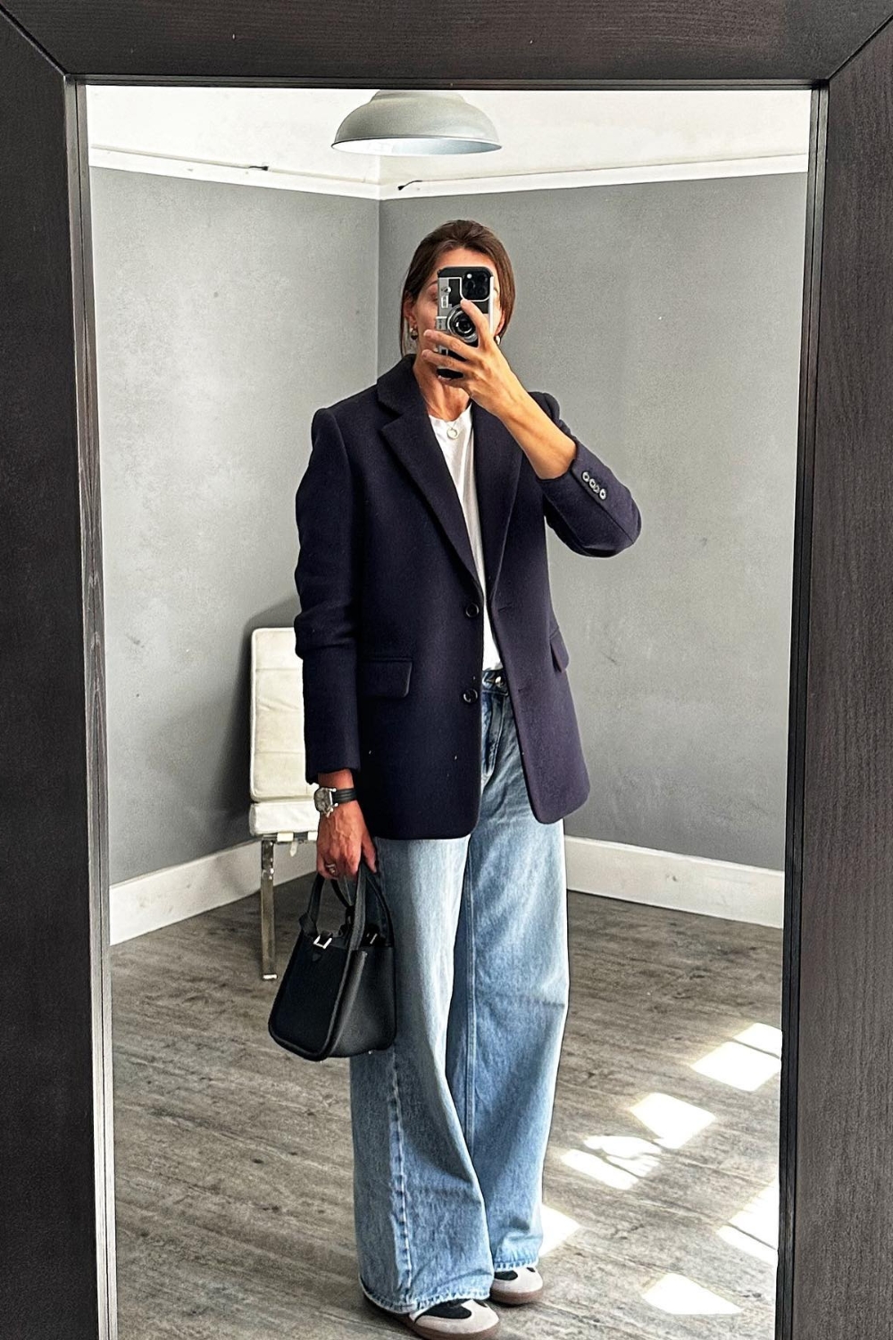 Navy Blazer Outfits with White tee and blue jeans with sneakers