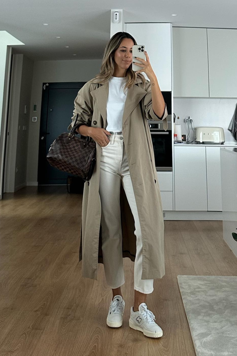 Sporty Work Outfits - White Tshirt + White Jeans + Sneakers + Trench Coat