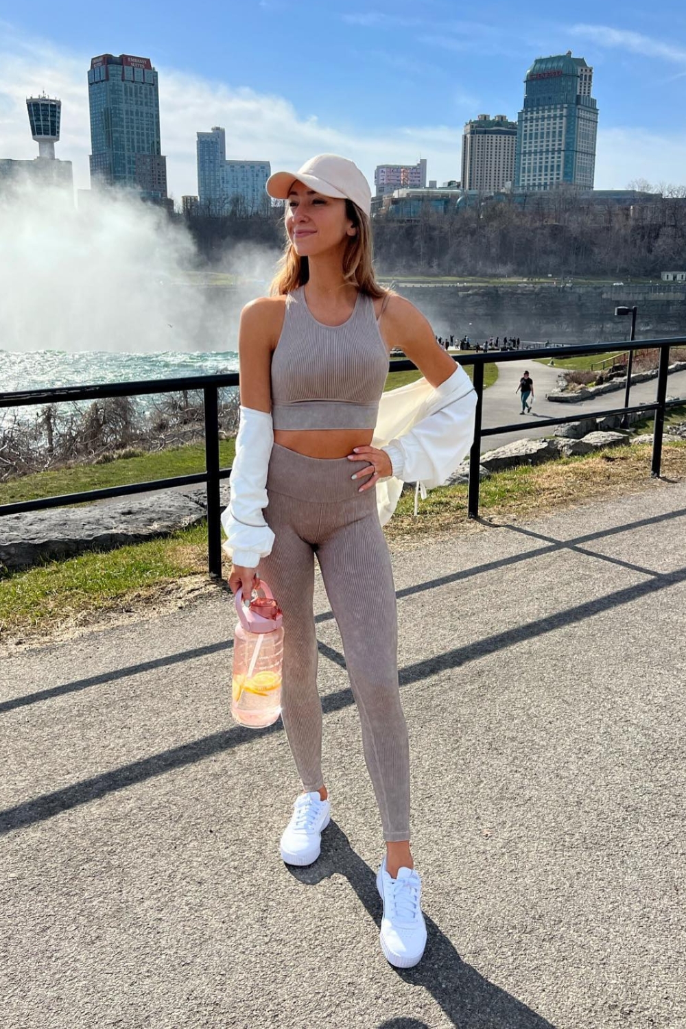 Cute Hiking outfit idea with relaxed legging