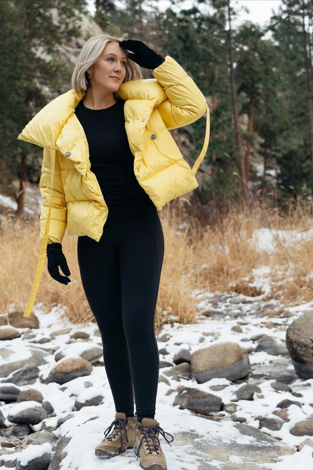 Cute hiking outfit idea with puffer jacket and leggings